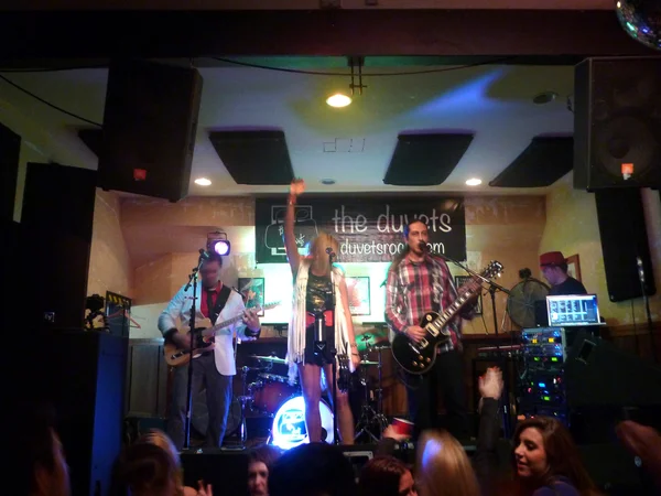 Guitarrista canta no microfone como The Duvets uma banda cover jogar em — Fotografia de Stock