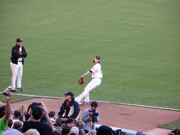 Giants pitch tim lincecum kastar pitch i bullpen som han varm — Stockfoto