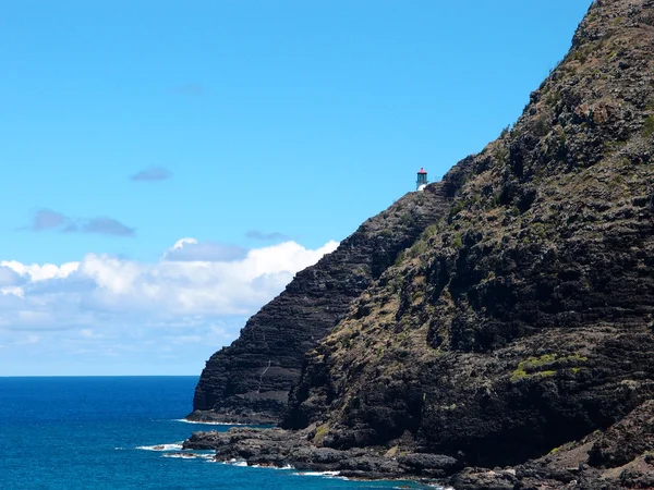 Makapu'u Lighthouse on cliffside mountain top with stretching bl — Stock Photo, Image