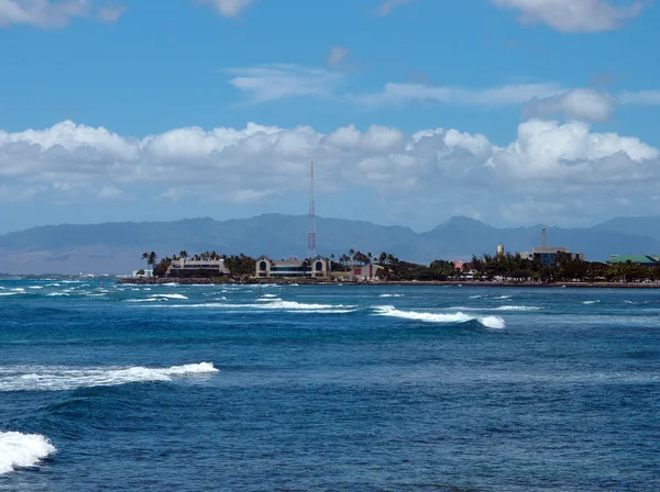 Onde rotolano lungo la costa del Kakaako Waterfront Park e circondano — Foto Stock