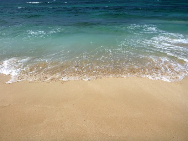 Water expands on the sandy shore of an empty Waimanalo Beach on — Stock Photo, Image