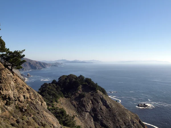 California scenic coastal cliffs with the city of San Francisco — Stock Photo, Image