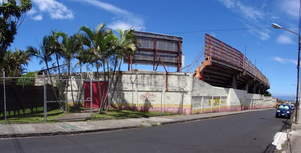 Route, et derrière du stade par une belle journée — Photo