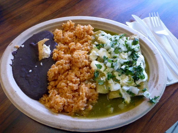 Tre Enchiladas con riso spagnolo e fagioli su un piatto di carta — Foto Stock