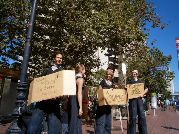 Протестующие держат плакаты, говорящие о коррупции на Уолл-стрит — стоковое фото