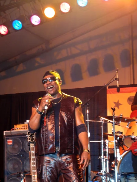 Toots of Toots and the Maytals sing into mic on stage at the Ma — Stock Photo, Image