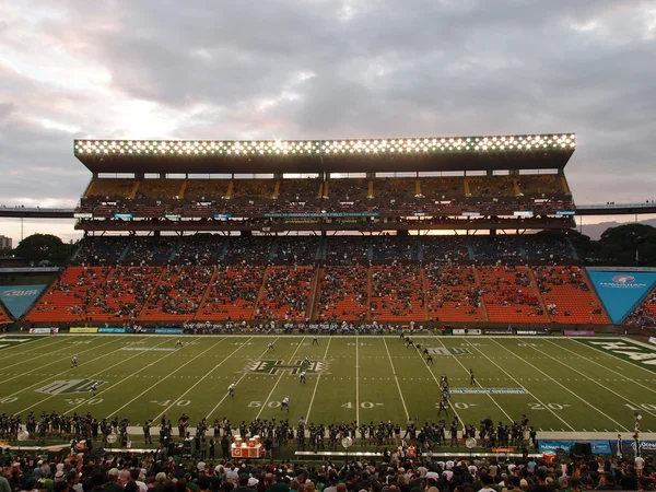 UH sets up to kickoff the ball to SJSU at dusk — Stock Photo, Image