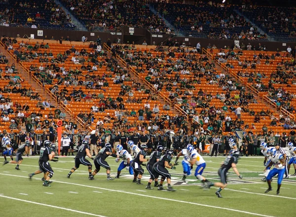 Quarterback définit pour lancer la balle que les autres joueurs scrabble pour pos — Photo