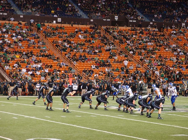 Quarterback sean schroeder uppsättningar fotboll vandra som andra spelare en — Stockfoto