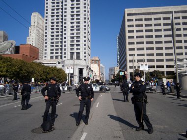 SFPD polis memuru sokakta esrar protestocular dur.