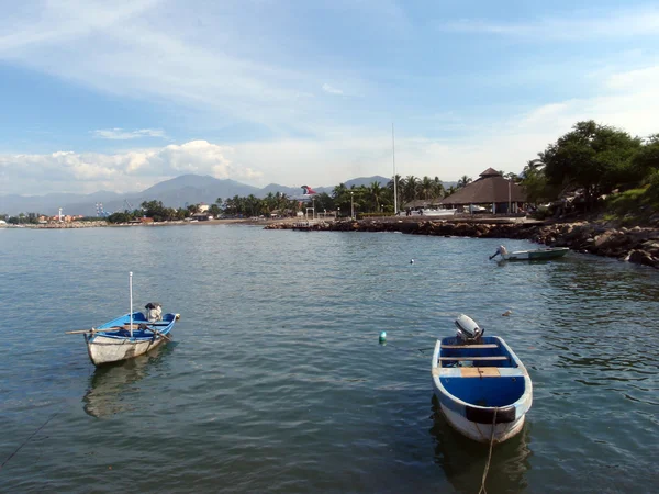 Pequeños barcos descansan en las aguas de Manzanillo, México — Foto de Stock