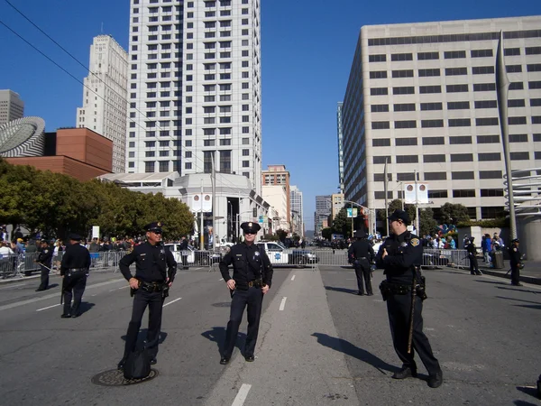 SFPD policjanci stoją na ulicy jak Protestujący marihuany — Zdjęcie stockowe