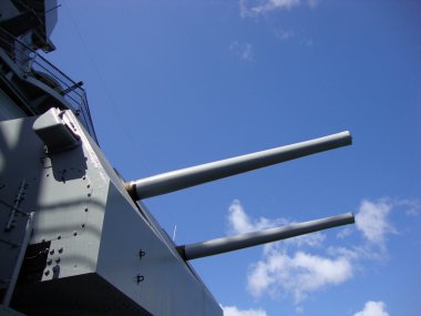 tarihi uss missouri üzerinde büyük çift metal silahlar