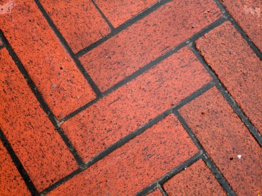 ıslak kırmızı tuğla kaldırım