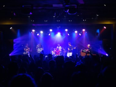 reggae grubu groundation sahnede şarkı ben solist ile reçel.