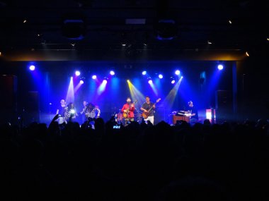 reggae grubu groundation sahnede şarkı ben solist ile reçel.