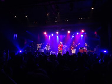 Baş şarkıcı duvarlar int ile sahnede reggae grubu groundation reçel