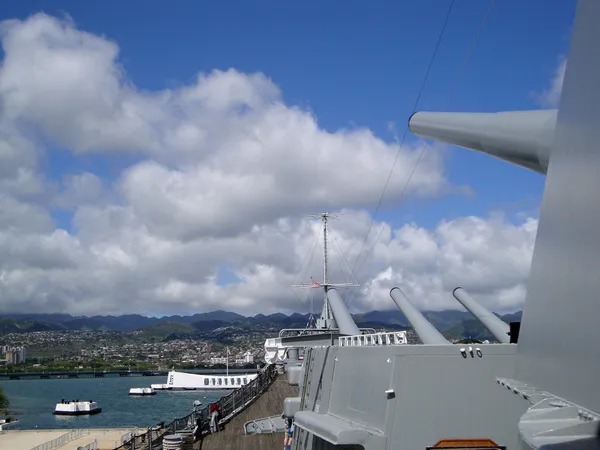 Grandes cañones de metal y cubierta en el acorazado histórico el USS Mis —  Fotos de Stock