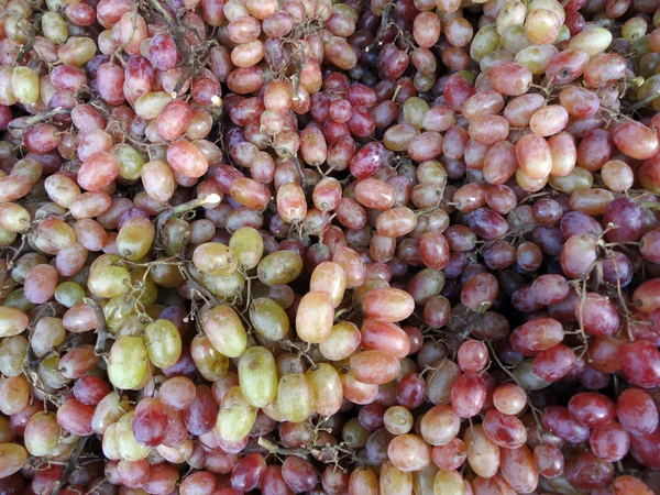 Велику купу червоний зелений виноград на дисплеї — стокове фото