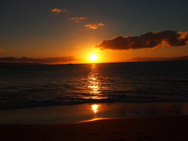 Maui suların üzerinden günbatımı — Stok fotoğraf