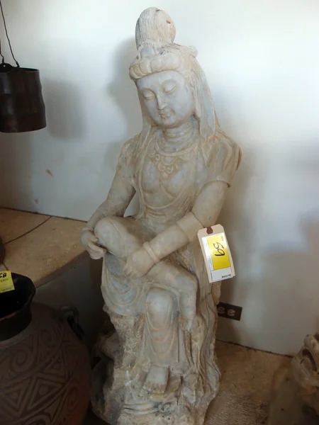 Artístico sentado com perna cruzada Estátua de mármore feminino — Fotografia de Stock