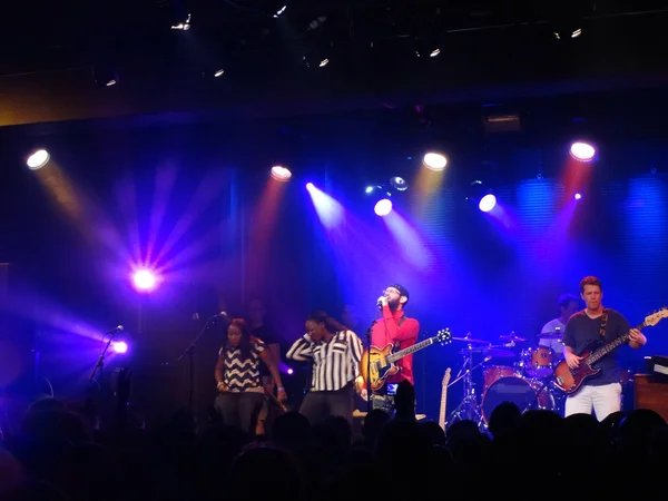 Reggae Band Grounding Jams auf der Bühne mit Leadsänger singen i — Stockfoto