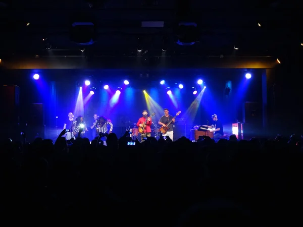 Reggae band Groundation marmellate sul palco con cantante solista cantare i — Foto Stock