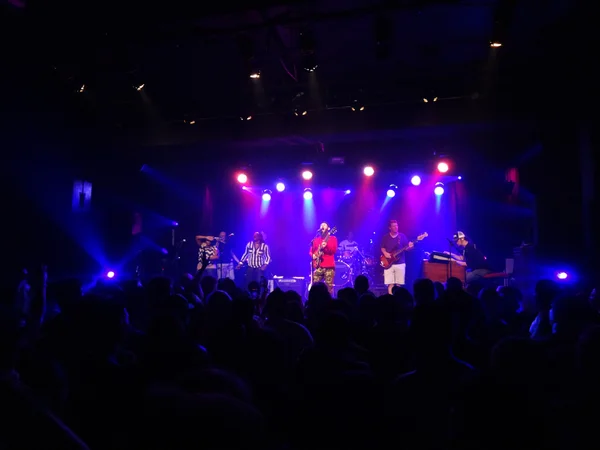 Reggae band Groundation marmellate sul palco con il cantante lamenta int — Foto Stock