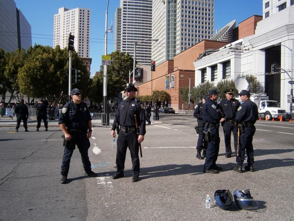 SFPD policjanci stoją na ulicy mówić jak Protestujący ma — Zdjęcie stockowe