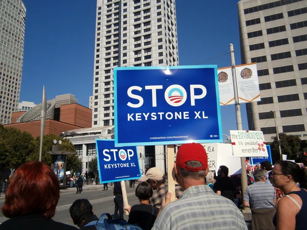 Protestujący posiadać duże znaki mówiąc "przystanek keystone xl' na howard — Zdjęcie stockowe