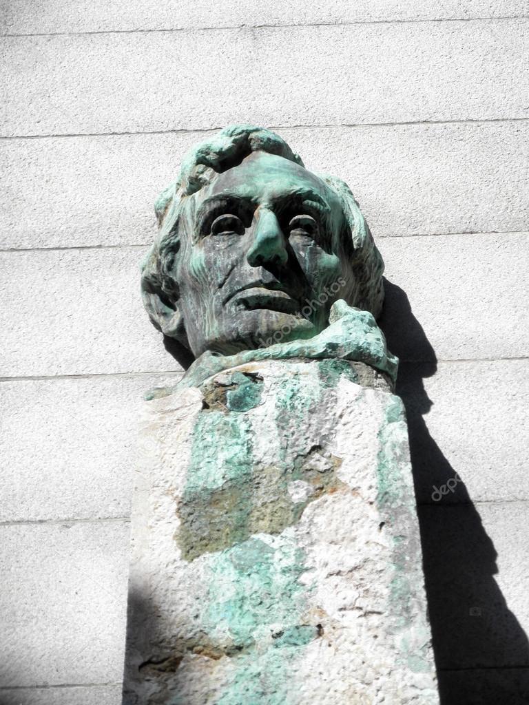 Face Statue of President Abe Lincoln sitting on a pedestal