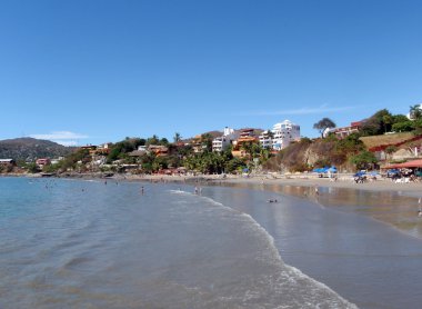 güzel tropik kumsalı ile insanlar suda oynamak