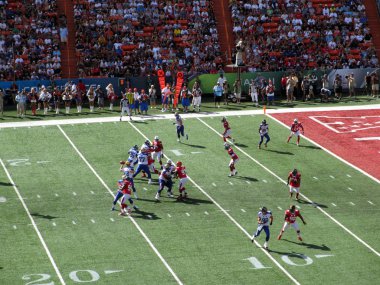 NFC quarterback aaron rogers asansörleri kolu ve atmak için görünüyor yeniden