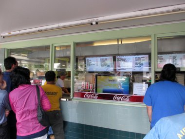 Gökkuşağı arabalı doğrultusunda insanlar stand