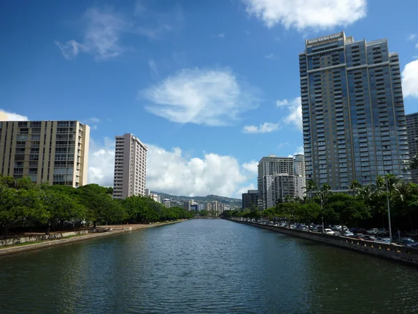 Ala Wai Canal, alberghi, condomini e alberi in una bella giornata a Waikik — Foto Stock