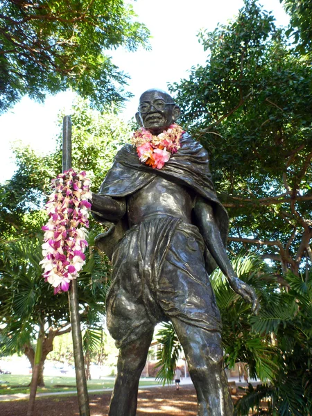 Estatua de Mahatma Ghandi sosteniendo un bastón y vistiendo rea — Foto de Stock