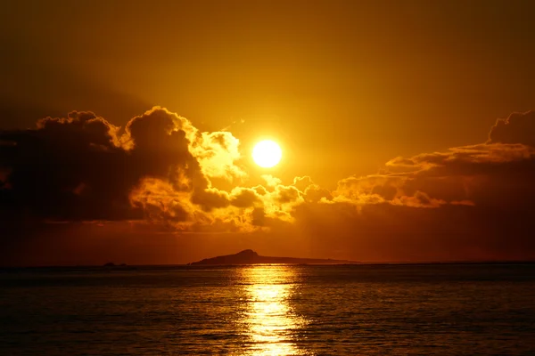 Svítání nad Kaohikaipu (želva) ostrovy s slunce re — Stock fotografie