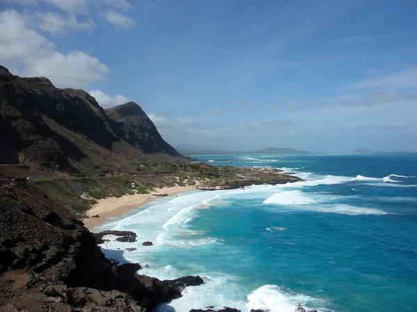 Ondas acidente na praia de Makapuu com o Koolau Range Mountains abo — Fotografia de Stock