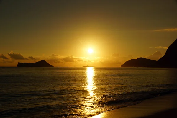 Vroege ochtend zonsopgang op waimanalo beach over rots eiland — Stockfoto