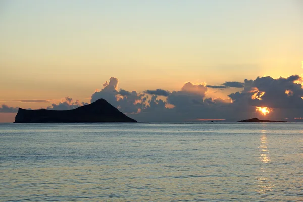 Vroege ochtend zonsopgang boven Waimanalo Bay over rots eiland bursti — Stockfoto