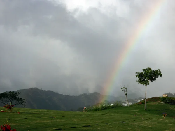 Regenbogen über dem nationalen Gedenkfriedhof des Pazifiks — Stockfoto