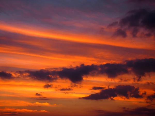 Κόκκινο πορτοκαλί συννεφιασμένο ουρανό το σούρουπο — Φωτογραφία Αρχείου
