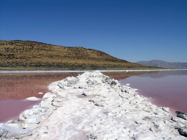 Espiral Jetty largo camino de sal blanca que conecta la tierra y el espíritu — Foto de Stock