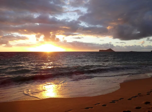Vroege ochtend zonsopgang op waimanalo beach met zonlicht reflectio — Stockfoto
