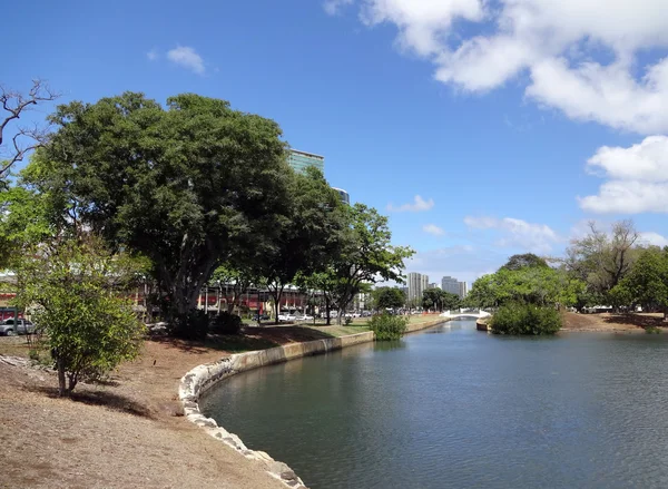 Vodní se otevírá do rybníku v parku ala moana beach — Stock fotografie