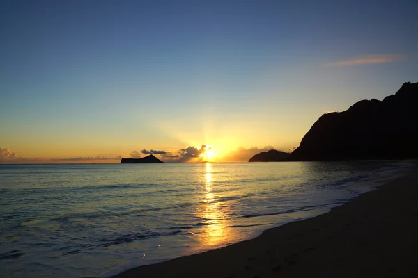 Vroege ochtend zonsopgang op waimanalo beach over rots eiland bursti — Stockfoto