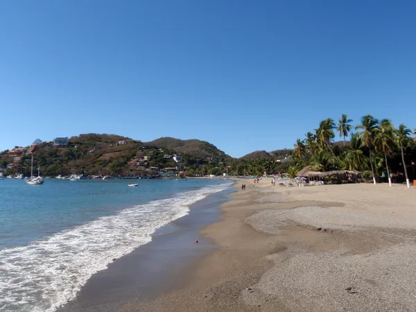 Praia de areia tropical bonita em Zihautanejo, México — Fotografia de Stock