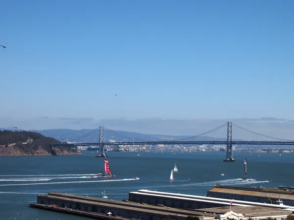 Oracle Team USA et New Zealand Team courent vers le Bay Bridge — Photo