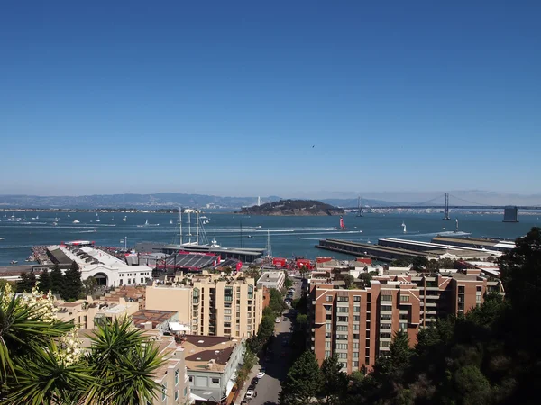 Oracle Team USA e Nova Zelândia competem em direção à Bay Bridge — Fotografia de Stock