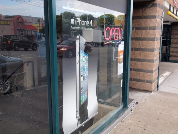 Ad telefon iPhone 4 w duże okno sklepu — Zdjęcie stockowe